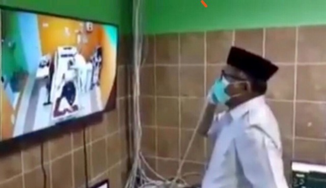 Plt Gubernur Aceh berkomunikasi dengan pasien berinisial HB lewat ruang monitor saat membesuk di RSUDZA Banda Aceh. Foto: Capture Video