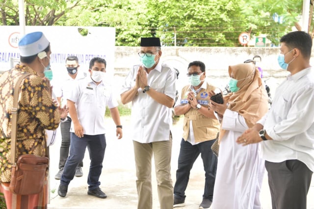 Plt Gubernur Aceh Nova Iriansyah saat berkunjung ke RSUDZA Banda Aceh untuk membesuk pasien berinisial HB lewat ruang monitor. Foto: Dok. Humas Setda Aceh