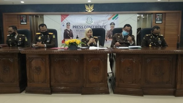 KEPALA Kejaksaan Tinggi (Kajati) Riau, Mia Amiati (tengah) saat menjelaskan kasus dugaan pemerasan oknum jaksa di Kejari Rengat, Inhu, terhadap kepala sekolah dalam kelola dana BOS, Rabu (22/7/2020). 