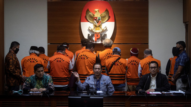 Pimpinan KPK Nurul Ghufron menyampaikan keterangan pers tentang penahanan mantan mantan anggota DPRD Provinsi Sumatera Utara periode 2009-2014 dan 2014-2019 di gedung KPK, Jakarta, Rabu (22/7).  Foto: Nova 