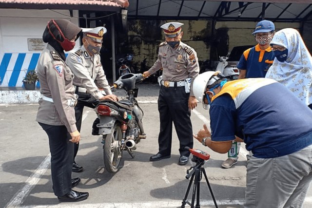 Satlantas Polresta Solo punya alat ukur khusus knalpot bising. Foto: dok. NTMC Polri