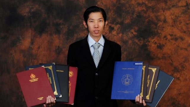 Welin Kusuma telah memperoleh sebanyak 32 gelar akademik selama hidupnya. Foto: Facebook/Welin Kusuma