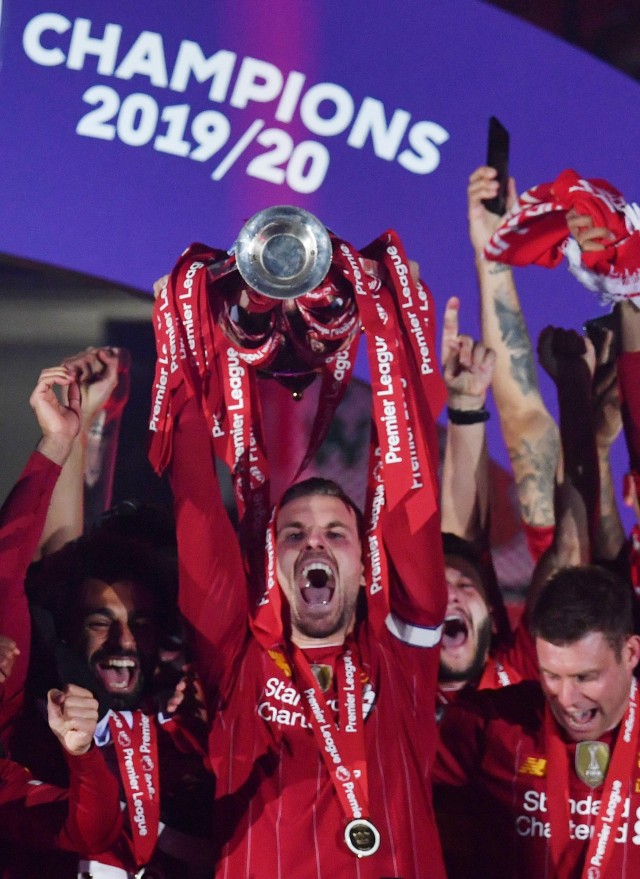 Pemain Liverpool merayakan gelar juara Premier League 2019/2020 di Stadion Anfield, Liverpool, Inggris. Foto: Paul Ellis/REUTERS