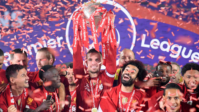 Pemain Liverpool merayakan gelar juara Premier League 2019/2020 di Stadion Anfield, Liverpool, Inggris. Foto: Laurence Griffiths/REUTERS