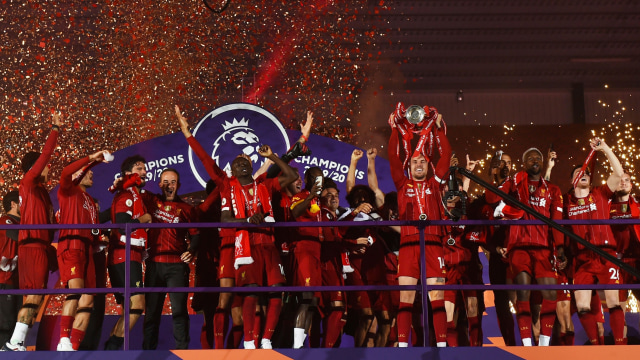Pemain Liverpool merayakan gelar juara Premier League 2019/2020 di Stadion Anfield, Liverpool, Inggris. Foto: Premier League / via REUTERS