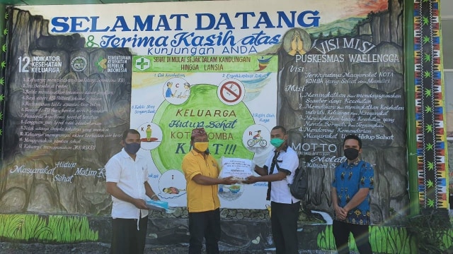 Foto : Anggota DPRD Manggarai Timur dari partai Golkar, Vinsensius Reamur menyerahkan bantuan APD kepada Kepala Puskesmas Wae Lengga, Rabu (22/7/2020). 