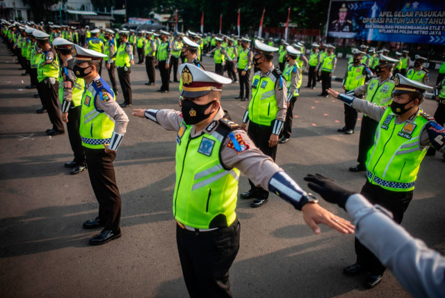 Sejumlah Polisi Lalu Lintas mengikuti Apel gelar Pasukan Operasi Patuh Jaya Tahun 2020 di Polda Metro Jaya, Jakarta, Kamis (23/7/2020). Foto: Aprillio Akbar/ANTARA FOTO