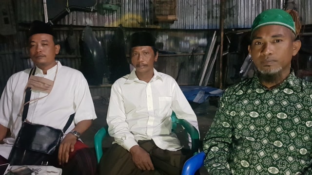 Dari kiri ke kanan: Warga NU, Hariyanto dan Hasan, Ketua  NU Kabupaten Sikka sekaligus Ketua Yayasan Darul Mukhlasin, Ustad Al - Amin. Foto: Mario WP Sina. 