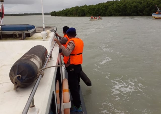 Tim SAR gabungan melakukan pencarian 2 orang hilang di Kali Maro, Merauke. (Dok SAR Merauke)