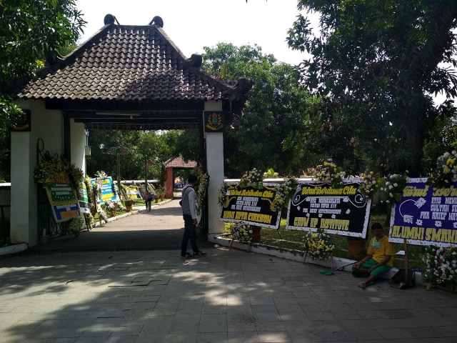 Suasana di sekitar kompleks Keraton Kasepuhan Cirebon yang dipenuhi karangan bunga ucapan belasungkawa atas wafatnya Sultan Sepuh XIV PRA Arief Natadiningrat. (Ciremaitoday)