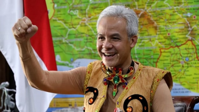 Gubernur Jateng Ganjar Pranowo mengenakan pakaian adat Suku Kenyah Kalimantan Timur. Foto: Humas Pemprov Jateng