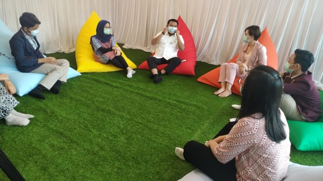 Kepala Staf Kepresidenan DR Moeldoko saat berdialog dengan lima anak berprestasi dalam memepringati Hari Anak Nasional di Gedung Bina Graha, Jakarta pada Kamis (23/7). Foto: KSP
