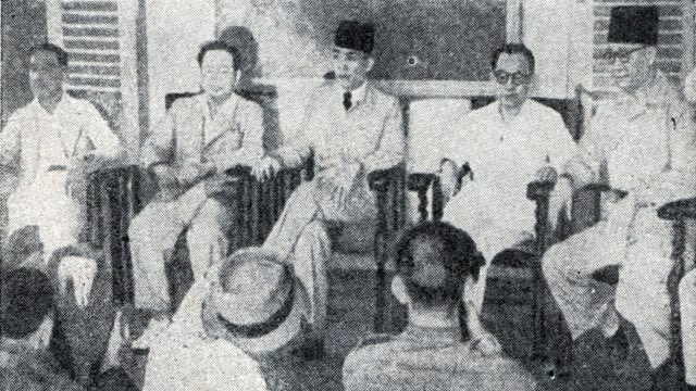 Konferensi Pers Sukarno-Hatta Pasca-Proklamasi (Foto: kitlv.nl)