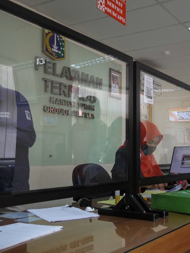 Suasana di Kantor Kelurahan Grogol Selatan, Kebayoran Lama, Jakarta Selatan, Jakarta, lokasi Djoko Tjandra mengurus e-KTP, Senin (13/7). Foto: ANTARA FOTO/Paramayuda/Antara Foto