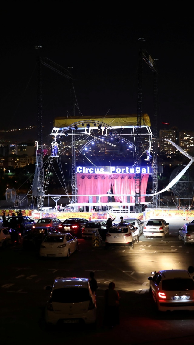 Suasana pertunjukan sirkus dengan konsep drive in yang digelar di Teheran, Iran. Foto: WANA (West Asia News Agency) via REUTERS