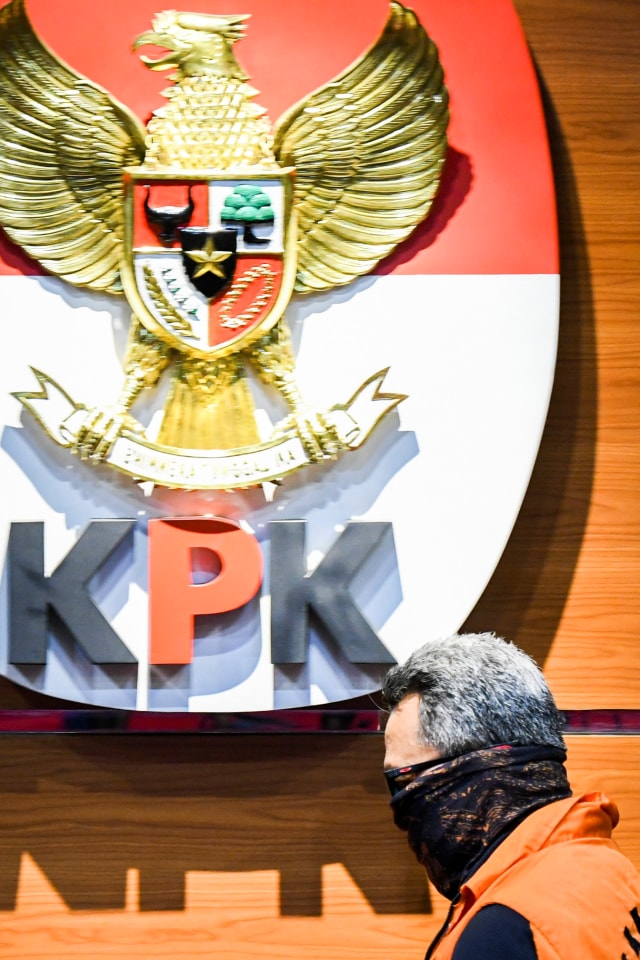 Kepala Bagian Keuangan dan Risiko Divisi II PT Waskita Karya (Persero) Tbk periode 2010-2014 Fathor Rachman usai ditetapkan sebagai tersangka di gedung KPK, Jakarta, Kamis (23/7). Foto: M Risyal Hidayat/ANTARA FOTO