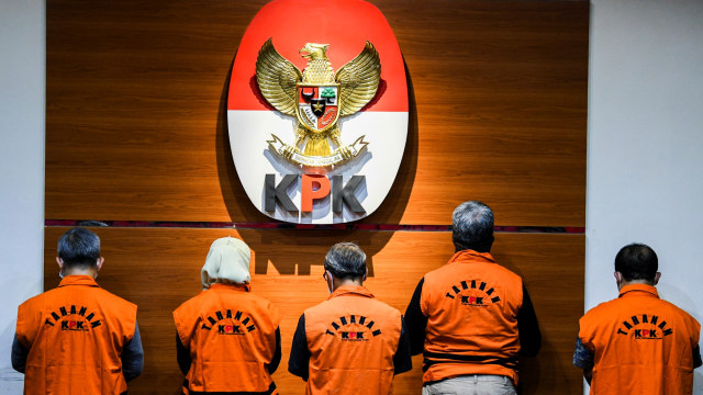 Lima orang tersangka korupsi proyek fiktif di PT Waskita Karya ditunjukkan saat konferensi pers di gedung KPK, Jakarta, Kamis (23/7). Foto: M Risyal Hidayat/ANTARA FOTO