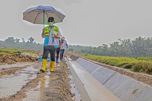 Kepala BWS Malut, Bebi Hendrawibawa, S.T. MT saat meninjau lokasi pekerjaan Program Percepatan Peningkatan Tata Guna Air Irigasi (P3-TGAI) di Kao Barat, Halmahera Utara. Foto: Roma/Humas BWS Malut.