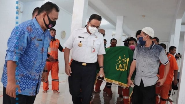 Gubernur DKI Jakarta Anies Baswedan bertakziyah ke anggota PPSU Kelurahan Kelapa Gading Barat yang menjadi korban tabrak lari. Foto: Instagram/@aniesbaswedan