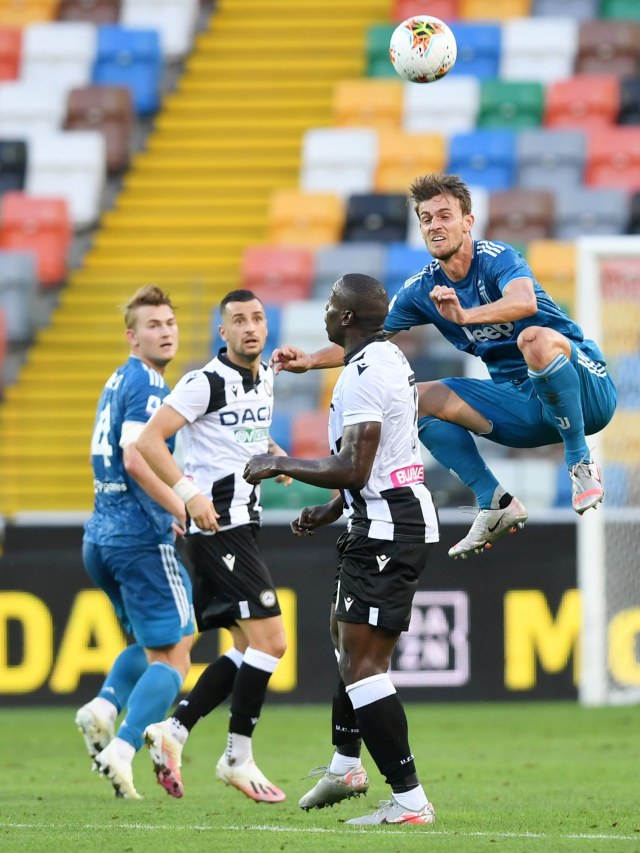 Pemain Juventus Daniele Rugani berebut bola dengan pemain Udinese Rodrigo Becao pada lanjutan Serie A di Stadion Dacia Arena, Udine, Italia. Foto: Jennifer Lorenzini/REUTERS