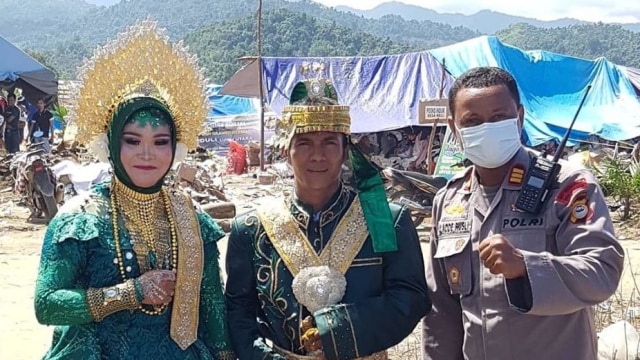 Viral Sepasang Kekasih Korban Banjir Bandang Luwu Utara Menikah di Pengungsian (1)
