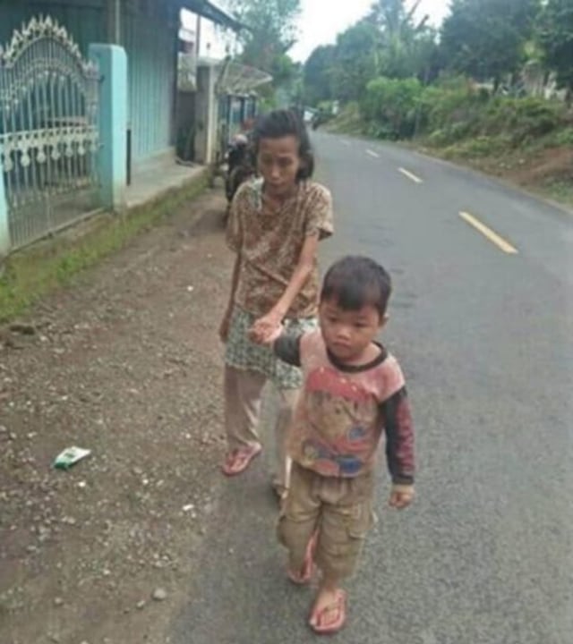 Bocah 5 tahun tuntun ibunya yang buta. (Foto: Instagram @nenk_update)