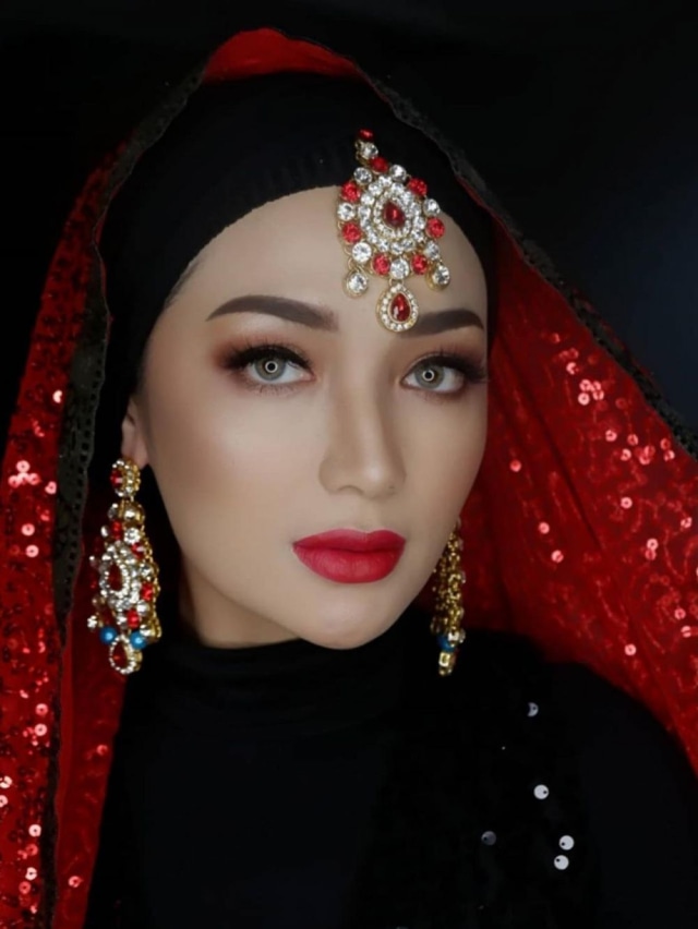 Bergaya ala Artis Bollywood, 5 Potret Imel Putri Cahyati saat Arisan (15853)