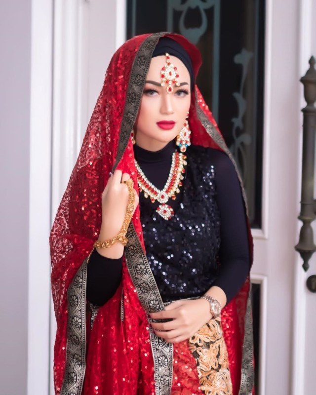 Bergaya ala Artis Bollywood, 5 Potret Imel Putri Cahyati saat Arisan (15854)