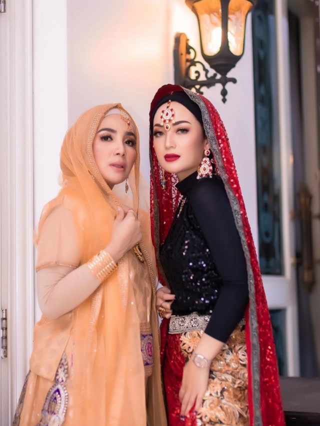 Bergaya ala Artis Bollywood, 5 Potret Imel Putri Cahyati saat Arisan (15857)