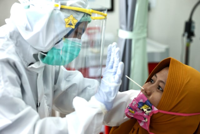 Pemeriksaan swab terhadap pasien. Foto: Suparta/acehkini