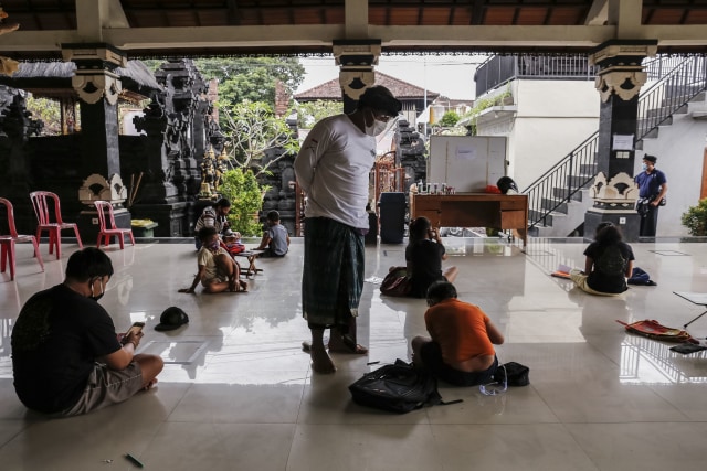Kelian Adat (Kepala Dusun- red) Banjar Petangan Gede, Desa Ubung Kaja, Denpasar, Bali, I Ketut Sumandi ikut mengawasi siswa yang belajar - JP Cristo