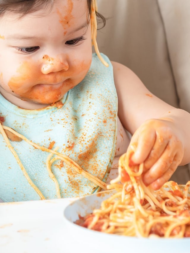 Ilustrasi bayi makan spaghetti sebagai menu MPASI Foto: Shutterstock