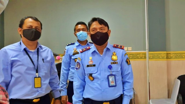 Kepala Kantor Imigrasi Kelas I Provinsi Gorontalo, Irman Anwar, saat diwawancarai wartawan. Jumat, (24/7). Foto: Dok banthayoid (Fadhil Hadju)