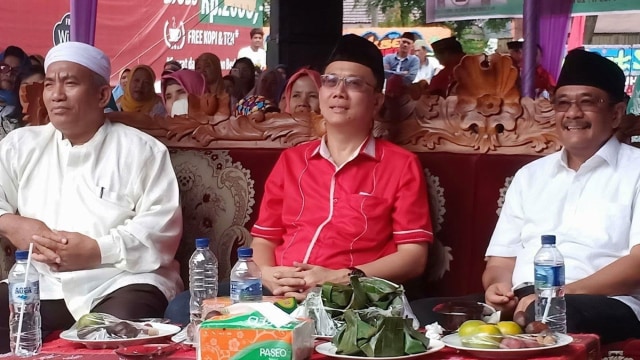 Ketua DPC PDIP Kota Medan, Hasyim (tengah). Foto: Dok. Pribadi