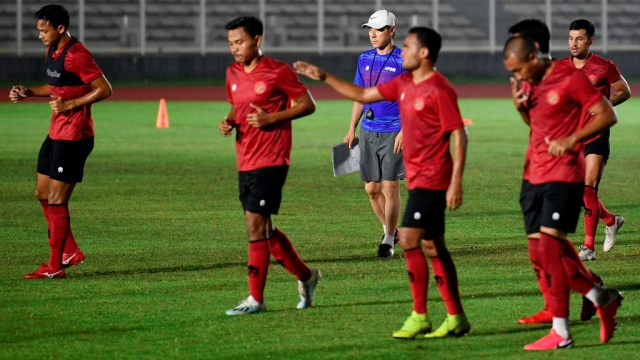 Pelatih Timnas Indonesia Shin Tae-yong memantau latihan skuat asuhannya di Stadion Madya, Senayan, Jakarta, Senin (17/2). Foto: ANTARA FOTO/Puspa Perwitasari