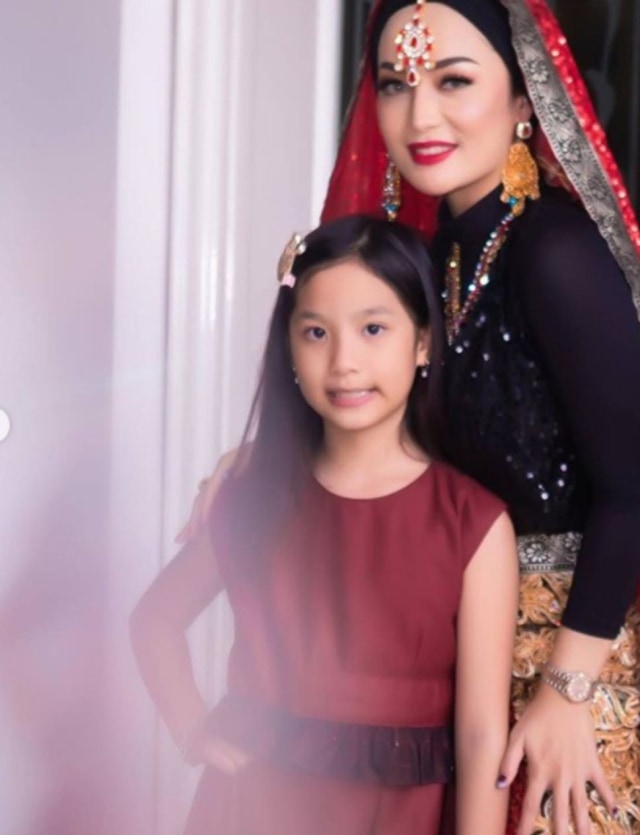 Bergaya ala Artis Bollywood, 5 Potret Imel Putri Cahyati saat Arisan (15856)