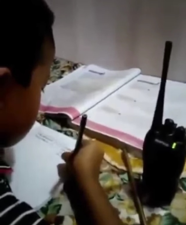 Viral anak SD di Sumbawa, NTB, belajar lewat HT. (Foto: Instagram/Tangkapan Layar @nenk_upadate)