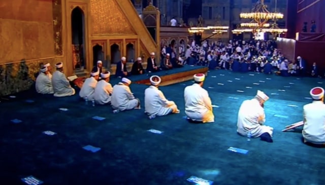 Suasana di Dalam dan di Luar Hagia Sophia Jelang Salat Jumat Perdana (125016)