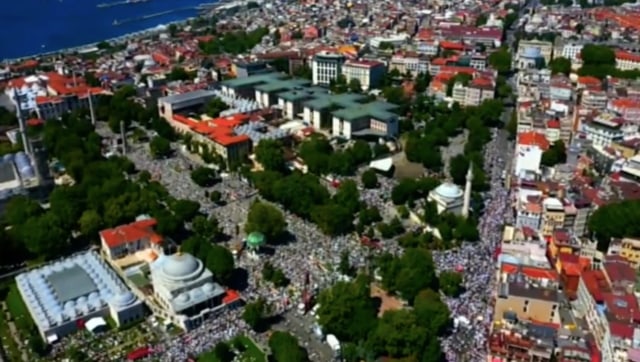 Suasana di Dalam dan di Luar Hagia Sophia Jelang Salat Jumat Perdana (125017)