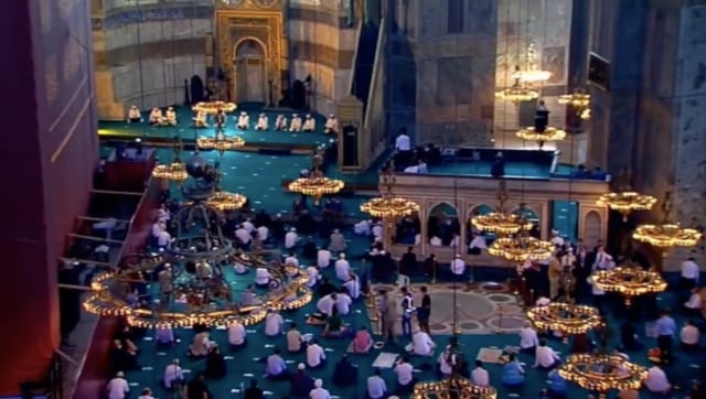 Suasana di Dalam dan di Luar Hagia Sophia Jelang Salat Jumat Perdana (125015)