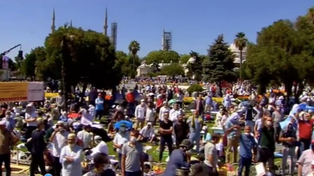 Suasana di Dalam dan di Luar Hagia Sophia Jelang Salat Jumat Perdana (125018)