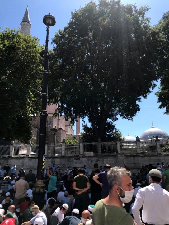 Orang-orang berkumpul di luar Masjid Agung Hagia Sophia ketika mereka menunggu awal salat Jumat, di Istanbul, Turki, (24/7).
 Foto: Dok. Muhammad Ali Husein