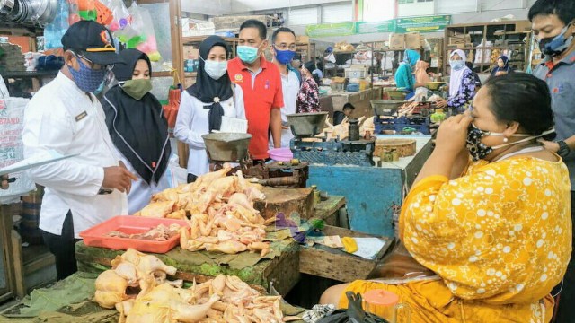 Tim Satgas Pangan Pemkab Bojonegoro, saat lakukan pemantauan harga kebutuhan pokok di Pasar Tradisional di Bojonegoro. Jumat (24/-07/2020)