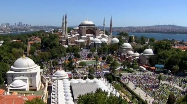 Suasana di Dalam dan di Luar Hagia Sophia Jelang Salat Jumat Perdana (125019)