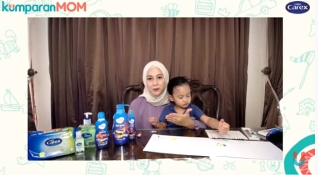 Cara Nina Zatulini agar Anak Tak Mudah Bosan selama di Rumah (383504)