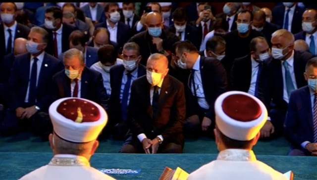 Presiden Turki Tayyip Erdogan (tengah) di Masjid Agung Hagia Sophia di Istanbul, Turki, Jumat (24/7). Foto: Twitter/@ayasofyacamii