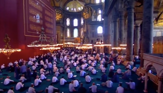 Suasana di Dalam dan di Luar Hagia Sophia Jelang Salat Jumat Perdana (125014)