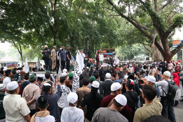 Massa menggelar unjuk rasa di DPRD Sumut. Foto: SumutNews