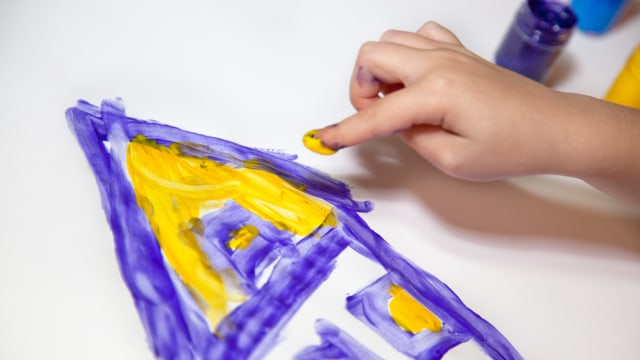 Ilustrasi anak bermain finger painting. Foto: Shutter Stock