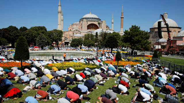 Umat Islam melaksanakan salat Jumat perdana di luar Masjid Agung Hagia Sophia, di Istanbul, Turki, Jumat (24/7). Foto: Murad Sezer/REUTERS